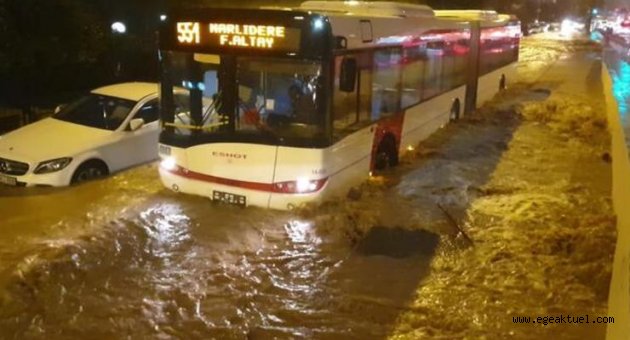 İzmir'de olağanüstü sağanak! Belediyeden flaş çağrı: Evlerden çıkmayın...