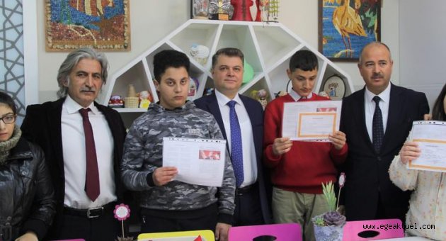 İzmir'de özel öğrencilerin karne heyecanı