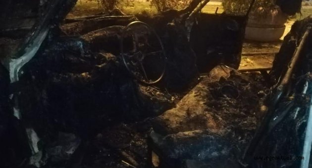 İzmir'de park halindeki araç alev alev yandı