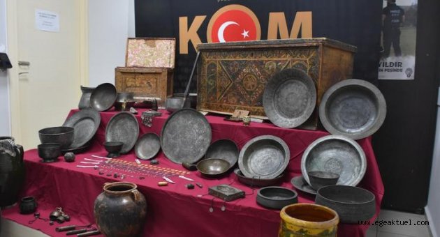 İzmir'de piyasa değeri 15 milyon lira olan 506 parça tarihi eser ele geçirildi
