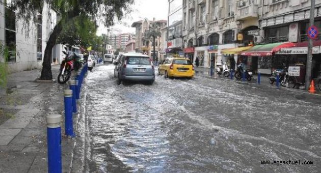 İzmir'de sağanak caddeleri göle çevirdi