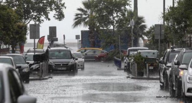 İzmir'de sağanak etkili oluyor