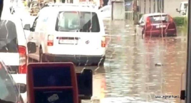 İzmir'de sağanak yağış ve dolu etkili oldu