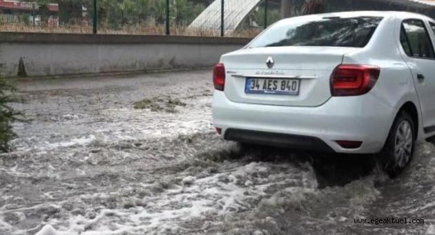 İzmir'de sağanak yaşamı olumsuz etkiledi