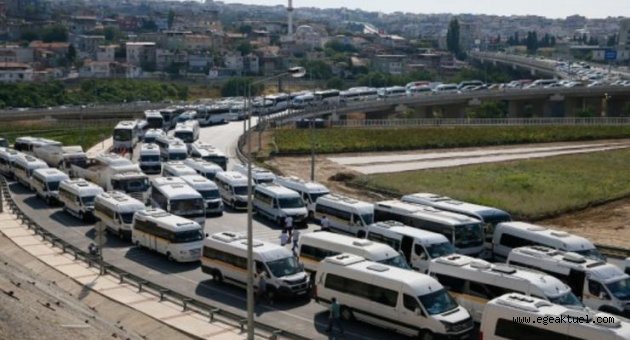 İzmir'de servisçiler isyanda! Yolu trafiğe kapattılar