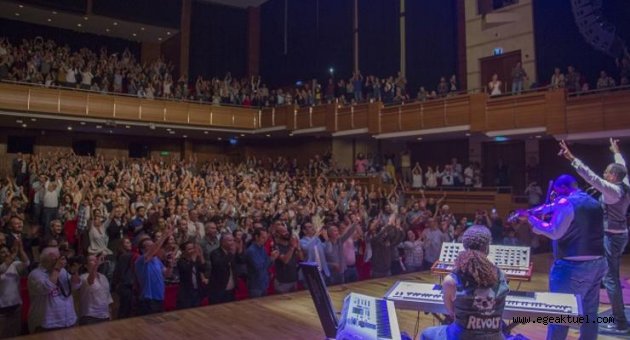 İzmir'de “Stanley Clarke” rüzgârı esti