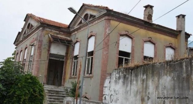 İzmir'de tarihi Rum okulu yağmalandı