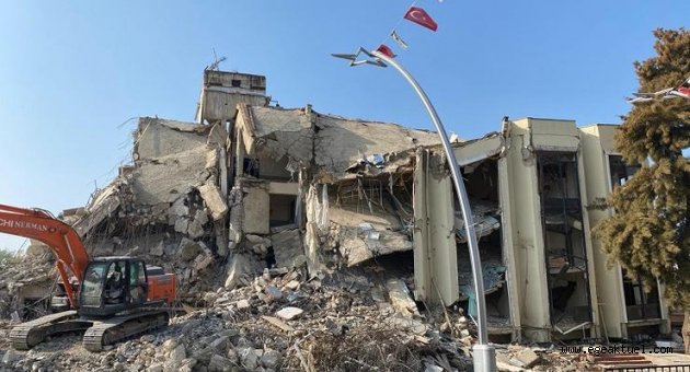 İzmir'de Torbalı Belediye binasının yıkım çalışmaları başladı
