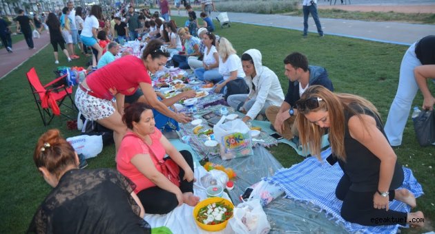 İzmir'de yeryüzü sofrası kuruldu