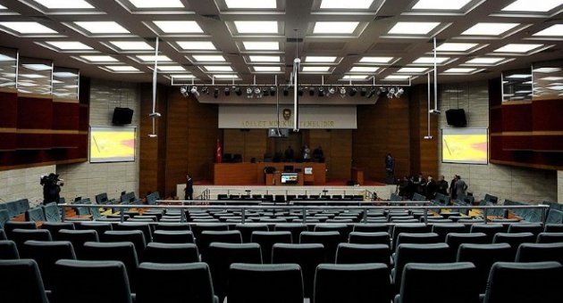 İzmir'deki FETÖ davasında tanık avukata saldırdı!