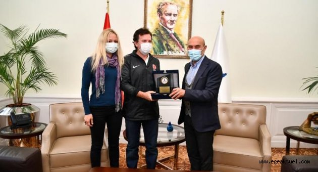 İzmir'e gurur yaşatan milli yüzücü Sakçı Başkan Soyer'i ziyaret etti