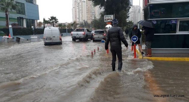 İzmir'i sağanak ve lodos vurdu