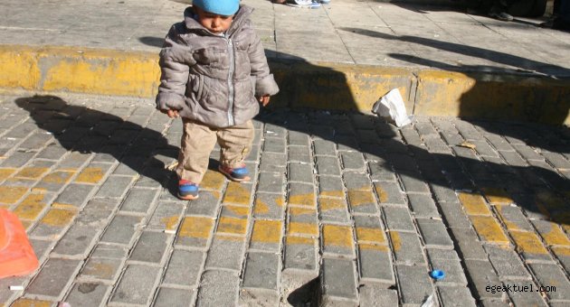 İZMİR'in Basmane semtinde, Anafartalar Caddesi'nde taş döşeli yolda yaşanan çökmeyle bir çukur oluştu.