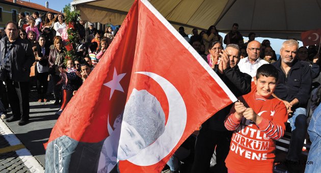 İzmirli bayramını kutluyor