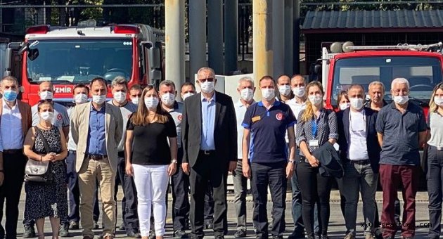 İzmirli itfaiyecilerden Atila Sertel’e anlamlı ödül
