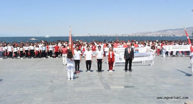 İzmirli öğrencilerden 19 Mayıs kutlaması