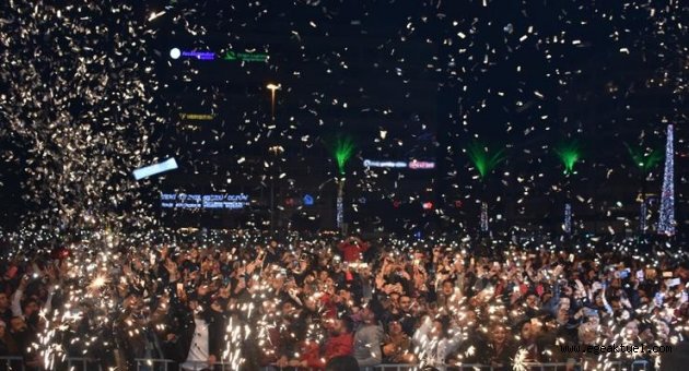 İzmirliler, 2019 yılına Cumhuriyet Meydanı'ndaki kutlamalarla "Merhaba" dedi. 