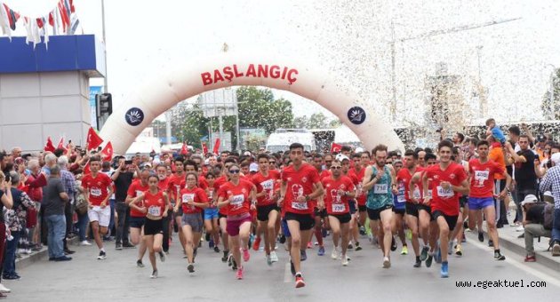 İzmirliler 7’den 70’e “Cumhuriyet” için koştu