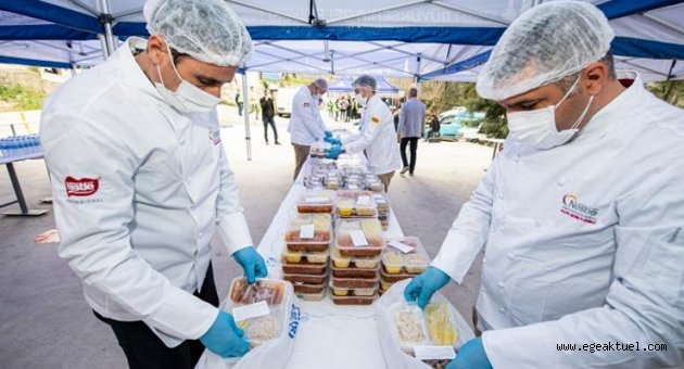 İzmirliler bir haftada 10 bin iftar yemeğini ihtiyaç sahiplerine bağışladı