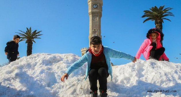 İzmirliler kar heyecanı yaşadı