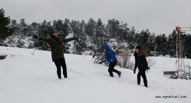 İzmirliler, kar sevinci yaşadı
