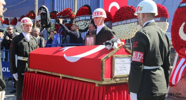 İzmirliler şehidini uğurladı.