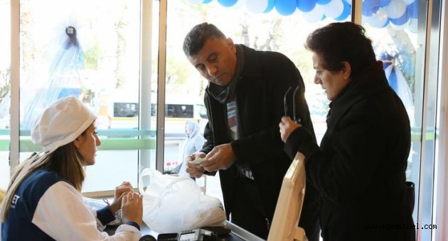İzmirlilerden Halk Ege Et’ e yoğun ilgi