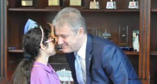 İZTO'da başkanlık koltuğuna minik Alperen'in ablası oturdu