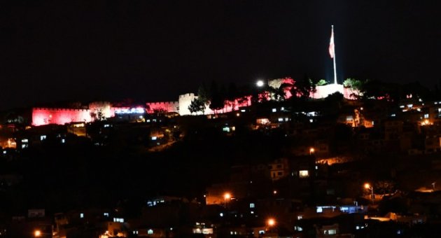 Kadifekale geceleri de parlıyor