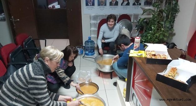 Kadınlar Hazırladı, Gençler Dağıttı