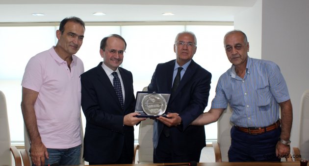 Kalyoncu’ya, Karabağlar Belediyesi’nden teşekkür plaketi
