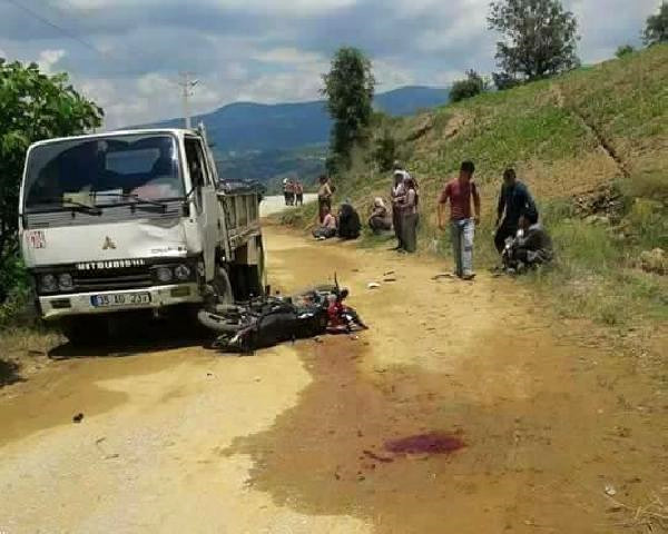Kamyonla Çarpışan Motosikletin Kasksız Sürücüsü Öldü