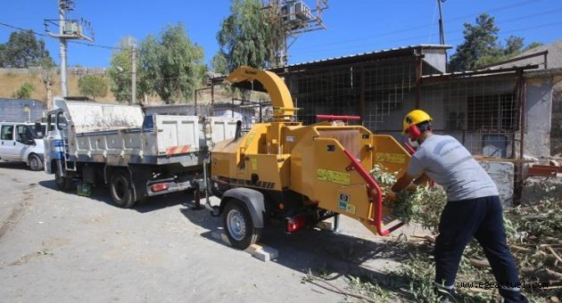 Karabağlar’a dal öğütme makinesi de kazandırıldı