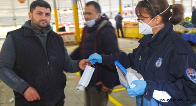 Karabağlar Belediyesi maske ve eldiven dağıttı
