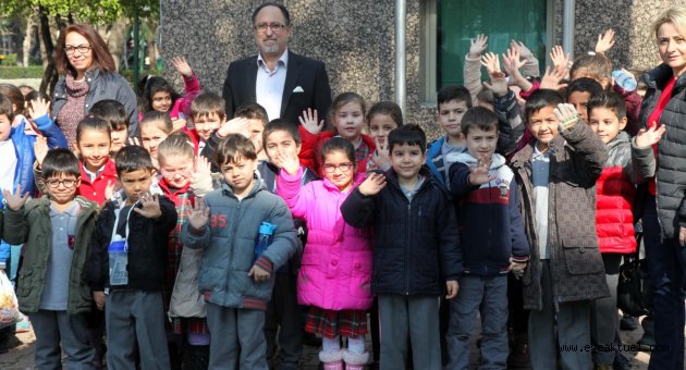 Karabağlar Belediyesi’nden miniklere tiyatro jesti 