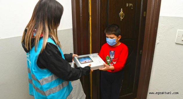Karabağlar Belediyesi’nden öğrencilere tablet bilgisayar desteği