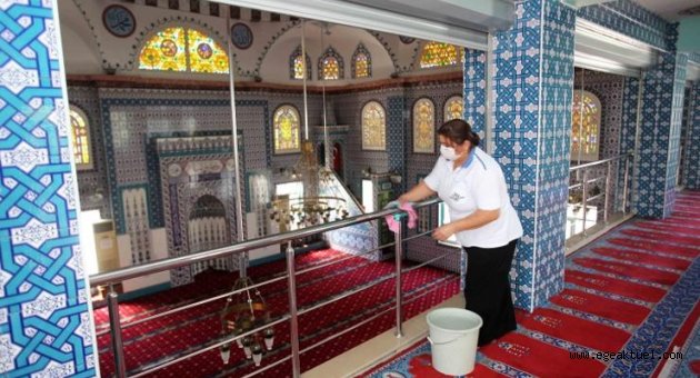 Karabağlar’da camilere bayram temizliği