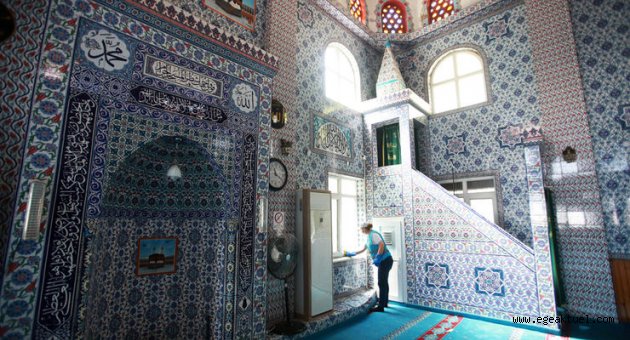 Karabağlar’da camilere bayram temizliği