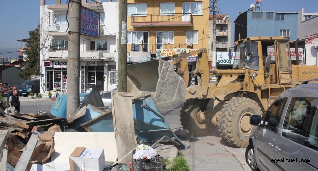 Karabağlar’da metruk yapılar yıkılıyor