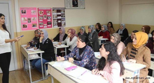 Karabağlar’daki kurslar meslek ve hobi kazandırıyor