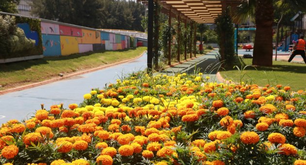 Karabağlar’ın parkları rengârenk
