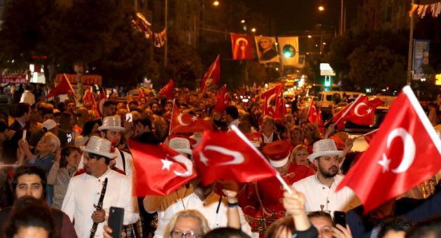 Karabağlar'da coşkulu Cumhuriyet Korteji