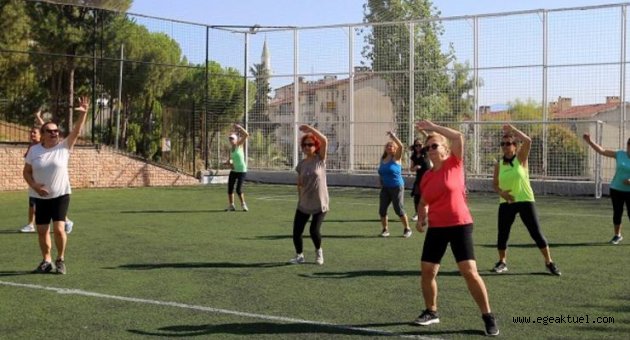 Karabağlar'da sosyal mesafeyle spora devam