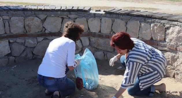 Karaburun plajlarında temizlik ve sosyal mesafe tamam