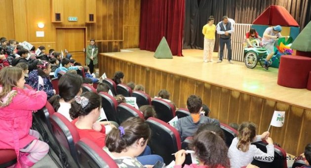 Karaburunlu çocukların tiyatro keyfi