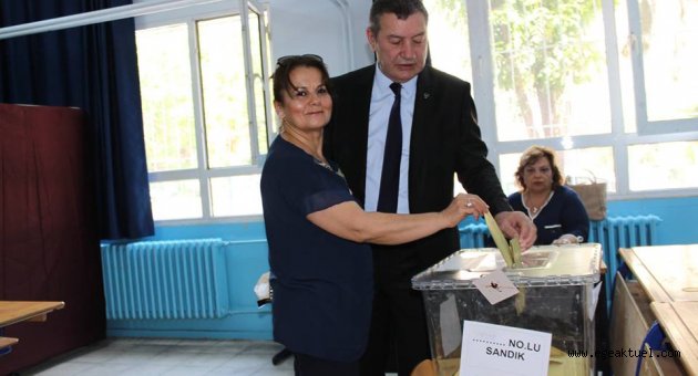 Karataş, eşiyle birlikte oy kullandı