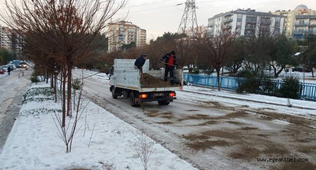 Kardan en çok etkilenen ilçelerden Bornova’da çalışmalar aralıksız sürüyor
