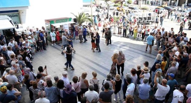 Karşıyaka 14 Şubat coşkusu: Sokakta aşk var!