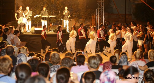 Karşıyaka Balkan ezgileriyle şenlendi