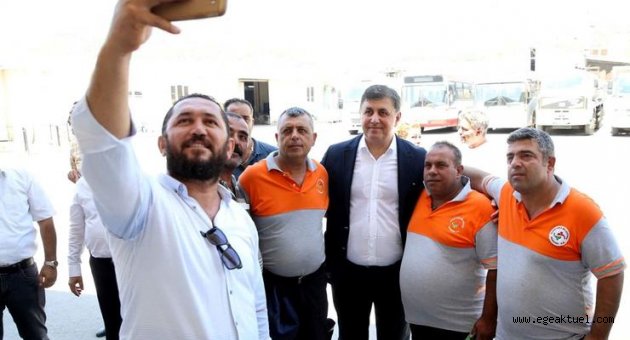 Karşıyaka Belediyesi’nde bayram coşkusu; Başkan Tugay'dan çalışanlara müjde!